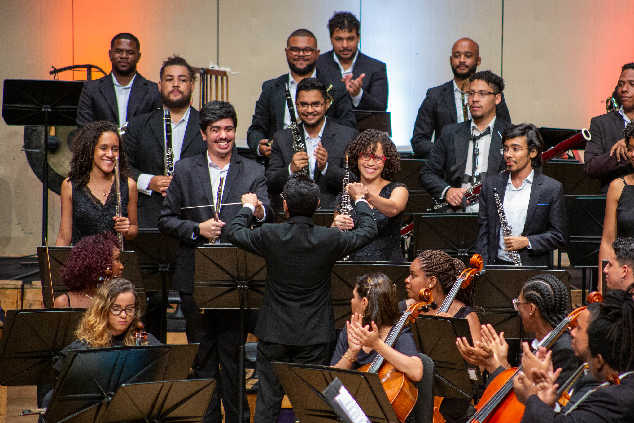 Jovens músicos de orquestra em projeto cultural brasileiro